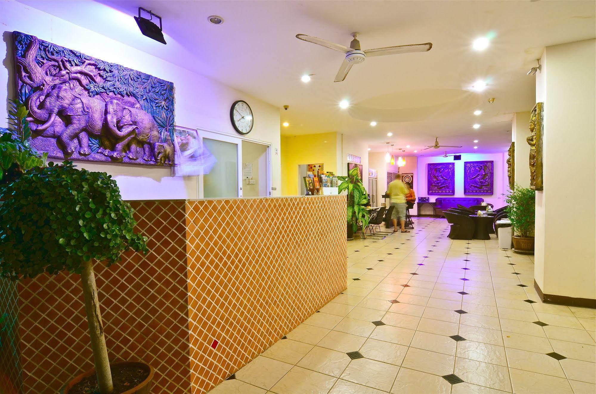 Square One Hotel Patong Exterior foto